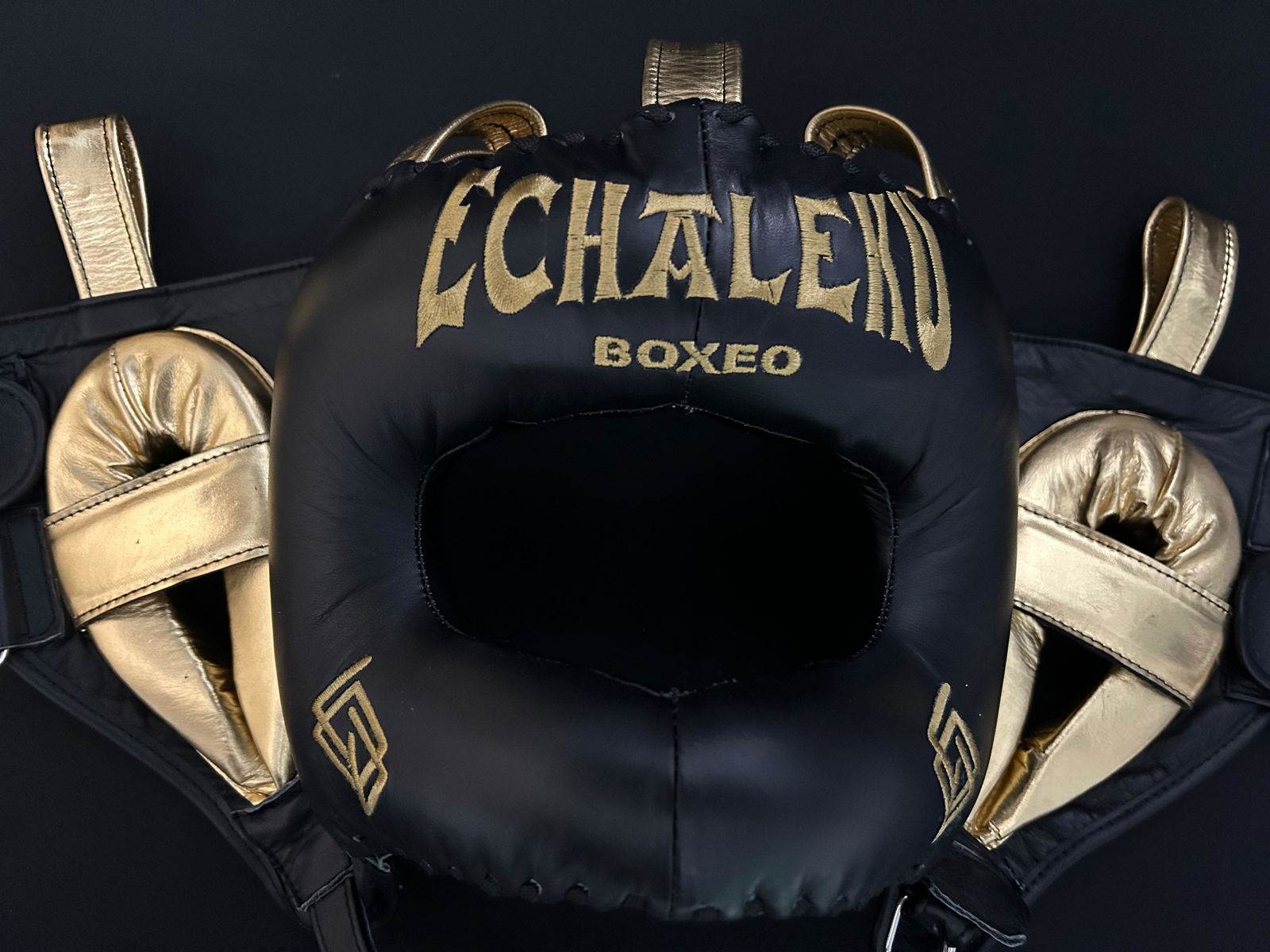Casco Boxeo Barra Piel Completa Sparring Negro y Bordado Dorado - Echaleku Boxeo